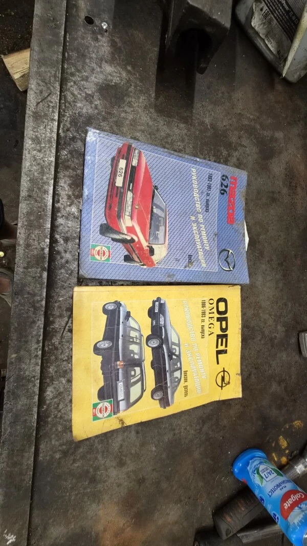 Mazda 626 ja Opel Omega autoremondi käsiraamatute komplekt