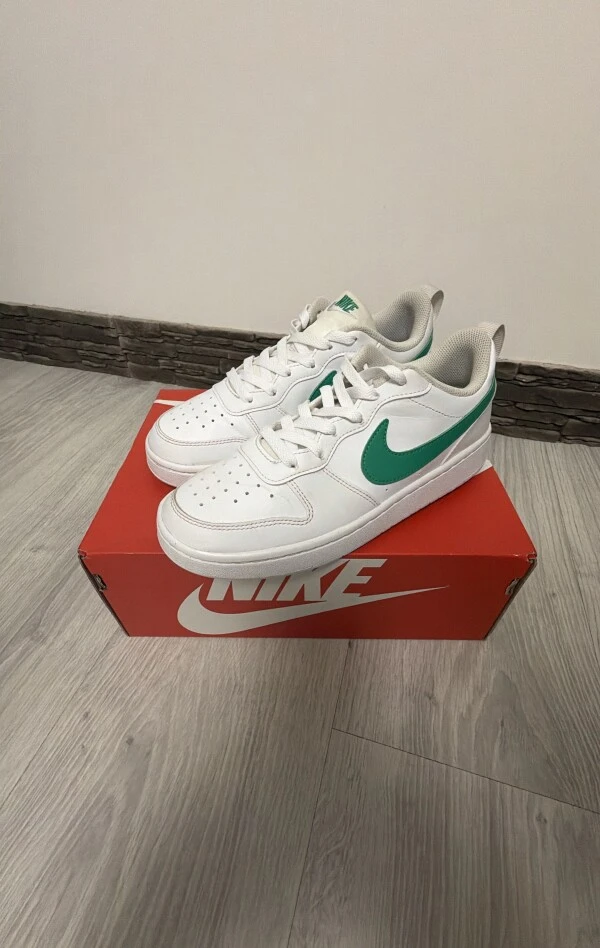 Nike balti batai su žaliu logotipu, 38 dydis. Labai geros būklės, vidpadis 24 cm