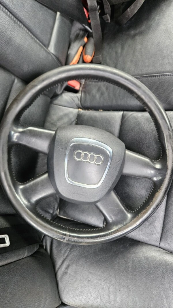 Audi rool koos keskosa ja turvapadjaga.