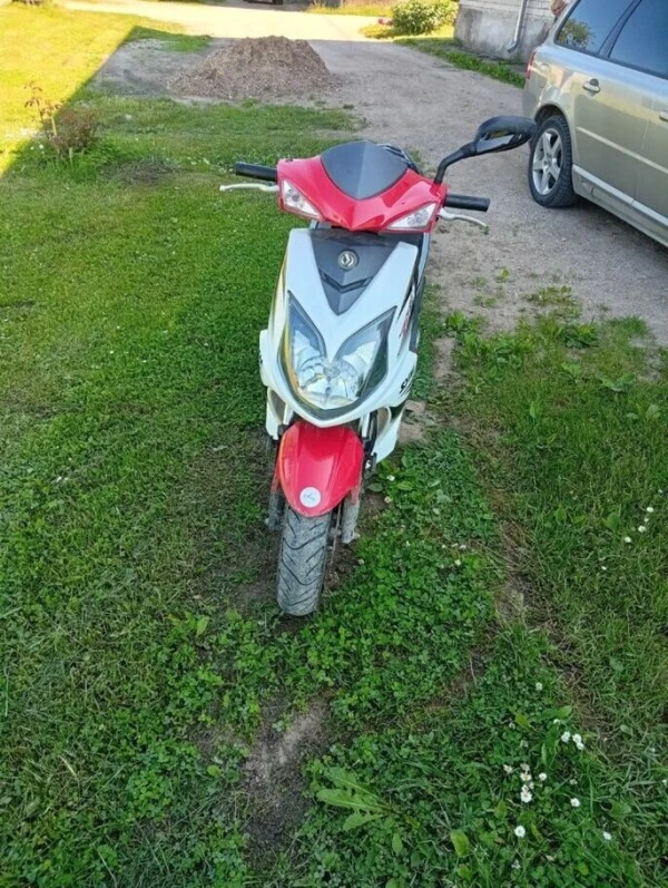 SYM motorollers sarkans/balts lietots