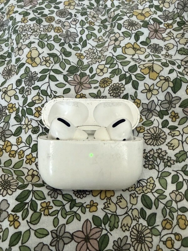 Apple AirPods Pro juhtmevabad kõrvaklapid, kasutatud