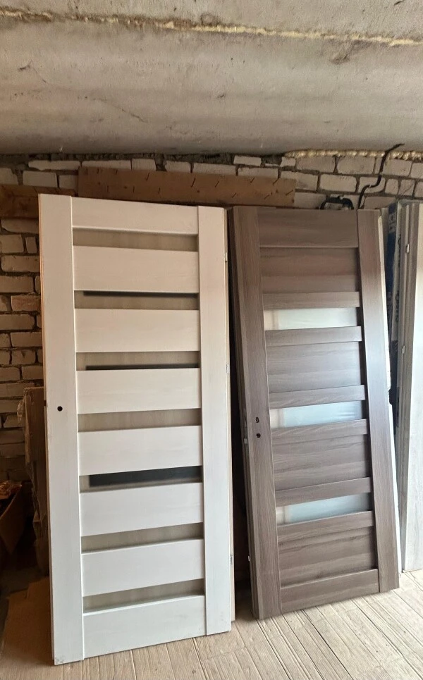 Vidaus durys su matinio stiklo intarpais, naujos, 11 vnt. Grindjuostės, 1000 vnt.